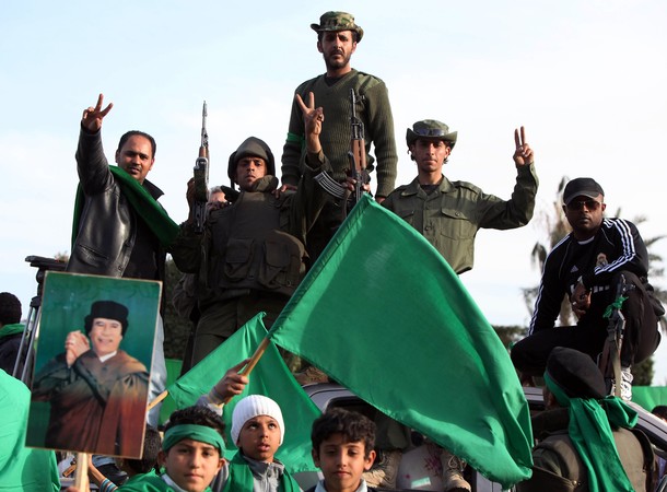 ملف:قوات القذافي يحتفلون بدخولهم مدينة الزاوية 14 مارس.jpg