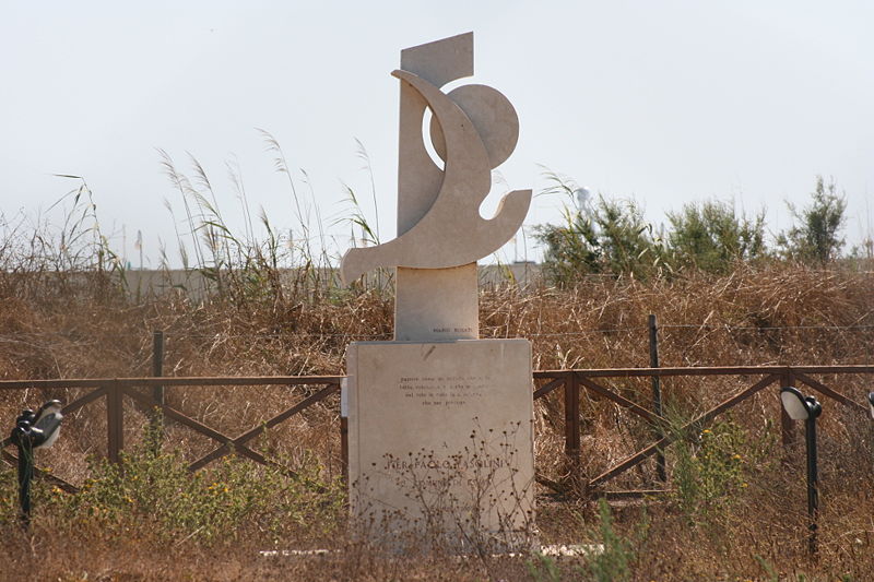 ملف:Monumento alla memoria di Pasolini - Lido di Ostia - Lug 07.JPG