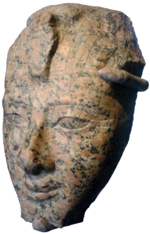 رأس تمثال كبير للملك أمنحوتپ الثاني، معروض في متحف بروكلين.