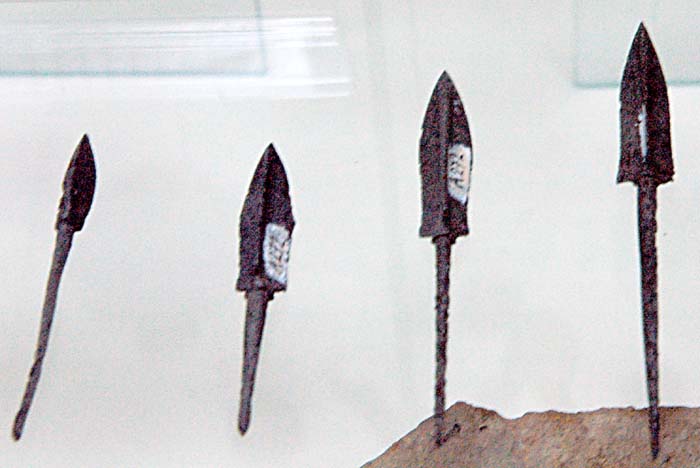 ملف:Uyghur arrowheads.jpg