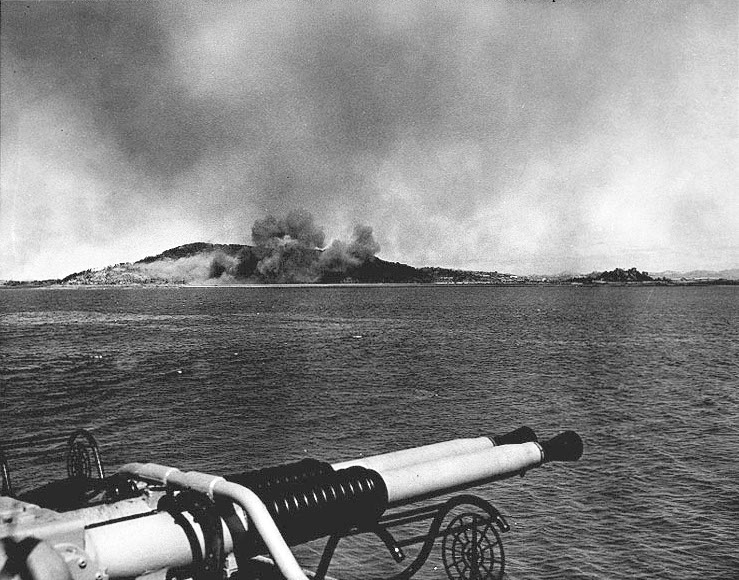 ملف:Pre-invasion bombardment at Inchon.jpg