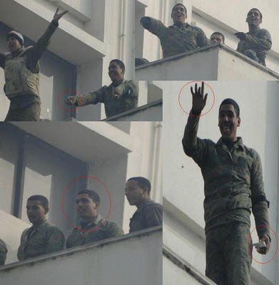 ملف:مجندون يشيرون للمعتصمين من أعلى مجلس الوزراء المصري.jpg