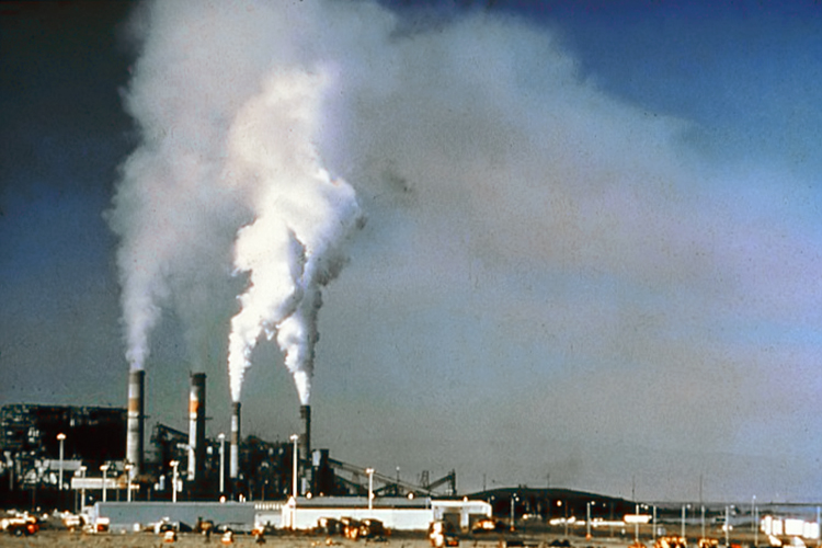 ملف:Air pollution by industrial chimneys.jpg