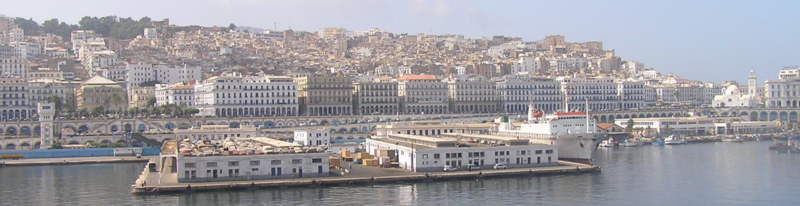 منظر لميناء الجزائر مع نهج الواجهة البحرية (نهج تشي جيفارا) والقصبة في الخلفية