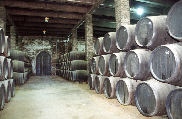 ملف:Sherry cellar, Solera system 2, 2003.jpg