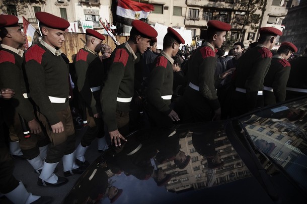 ملف:الشرطة العسكرية تفتح طريق المرور للسيارات في ميدان التحرير 13 فبراير 2011.jpg