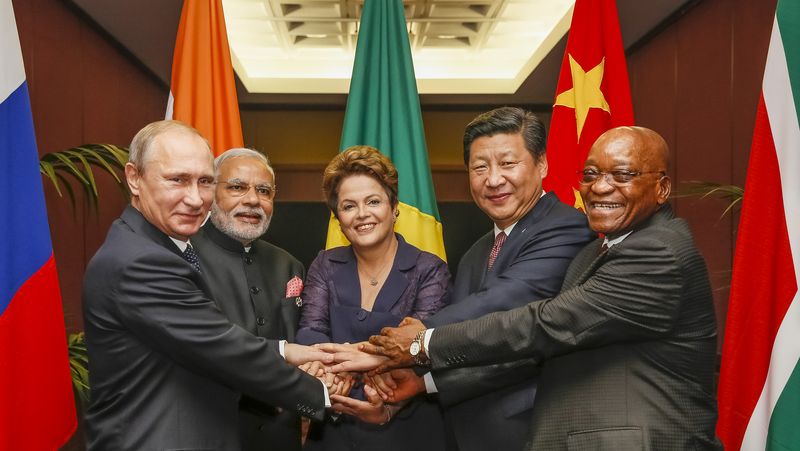 ملف:BRICS heads of state and government hold hands ahead of the 2014 G-20 summit in Brisbane, Australia (Agencia Brasil).jpg