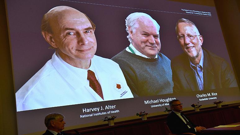 ملف:هارفي ألتر وتشارلز رايس والبريطاني مايكل هيوتون الفائزون بجائزة نوبل للطب 2020.jpg