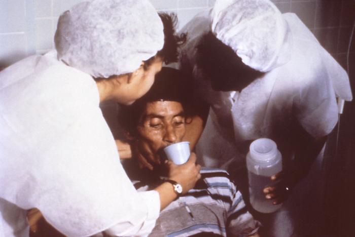 ملف:Cholera rehydration nurses.jpg