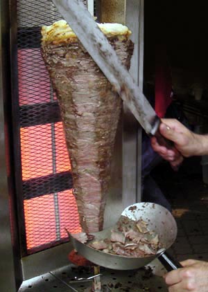 ملف:Döner kebab slicing.jpg