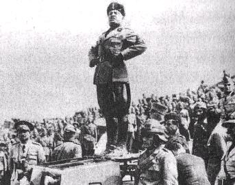 ملف:Mussolini standing on a tank.jpg