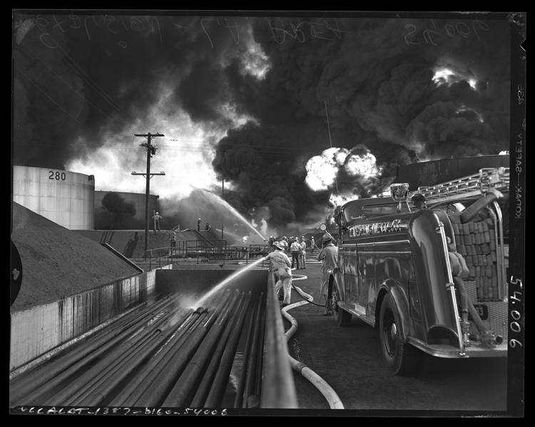 ملف:Refinery fire, 1951.jpg