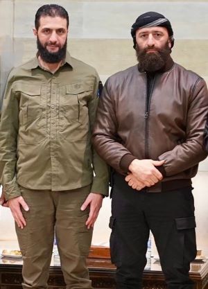 أحمد العودة (يمين) وأبو محمد الجولاني (يسار)