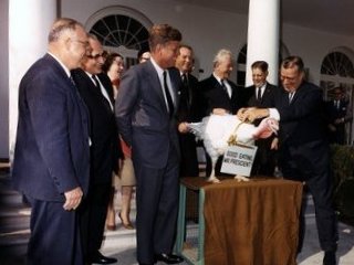 ملف:John F. Kennedy, turkey pardon.jpg