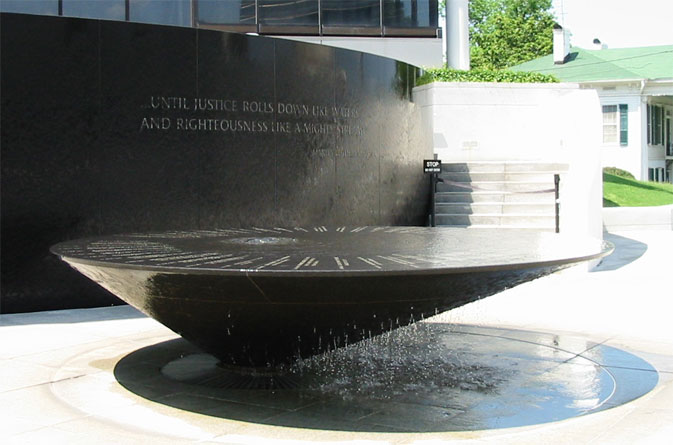 ملف:Civil Rights Memorial fountain.jpg