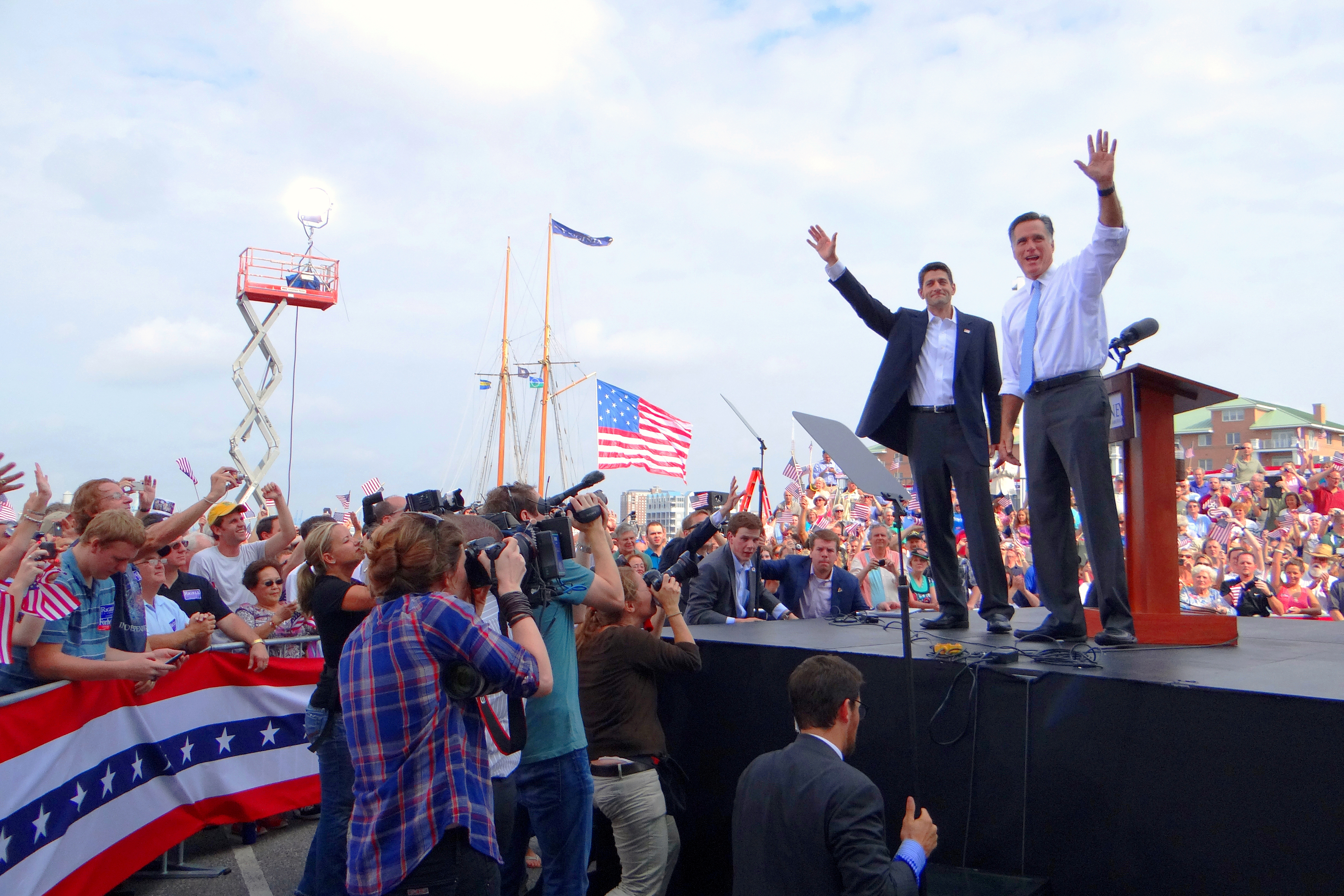 ميت رومني وريان بعد اختياره له لخوص انتخابات على منصب نائب الريس في انتخابات 2012، نورفولك، ڤيرجينيا، 11 أغسطس 2012.