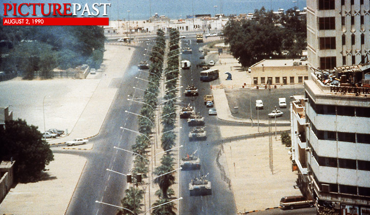ملف:الدبابات العراقية في شوارع مدينة الكويت بعد الغزو العراقي 1990.jpg