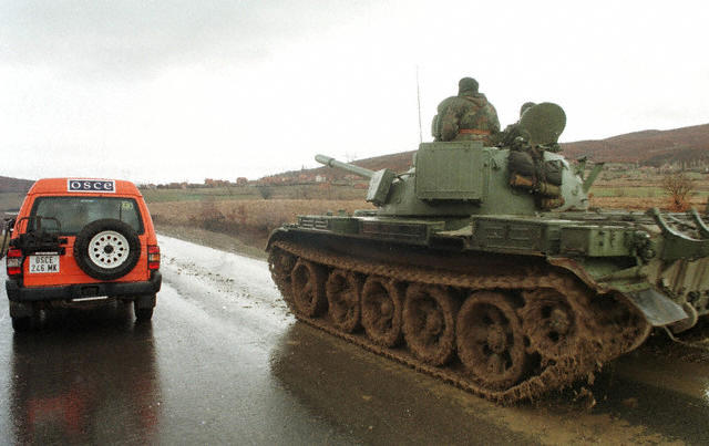 ملف:T-55 next to an OSCE vehicle in Kosovo.jpg