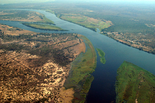 ملف:Zambezi River at junction of Namibia, Zambia, Zimbabwe & Botswana.jpg