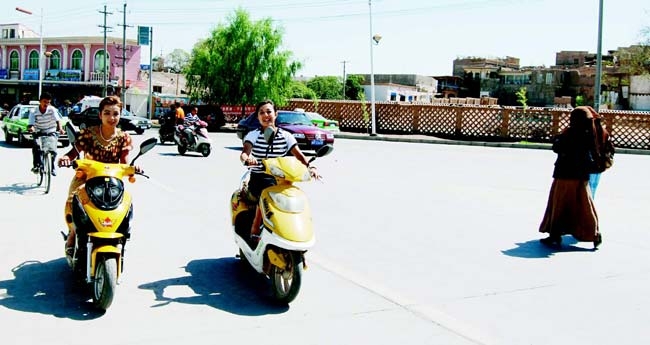 ملف:تدخر المرأة الأويغورية منذ صباها لاقتناء دراجة نارية، فيستخدمنها للذهاب إلى الأعمال والأسواق والمدارس.JPG