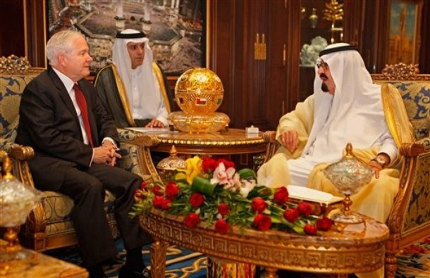 ملف:وزير الدفاع الأمريكي روبرت جيتس مع الملك عبد الله في الرياض لمناقشة الأوضاع في الشرق الأوسط 6 أبريل 2011.jpg
