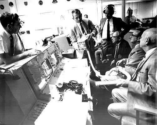 ملف:Apollo 13 Mailbox at Mission Control.jpg