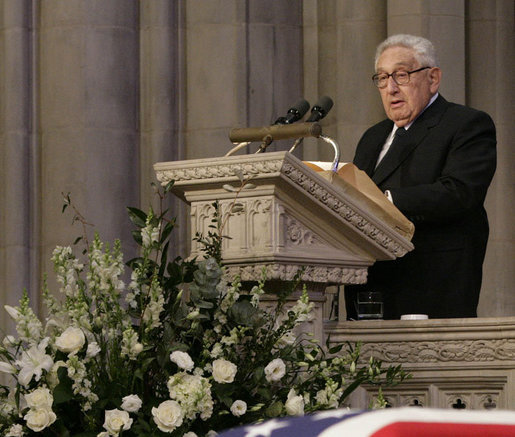 ملف:Kissinger speaking during Ford's funeral.jpg