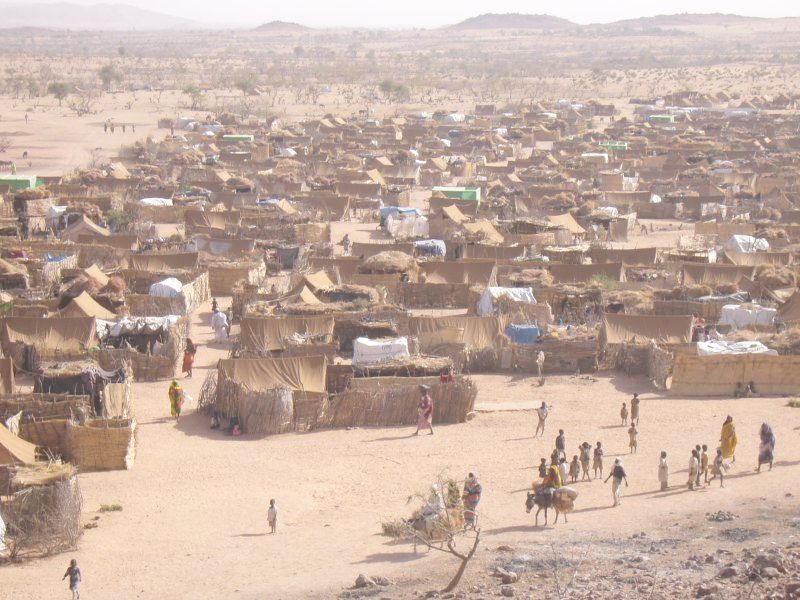 ملف:Darfur refugee camp in Chad.jpg