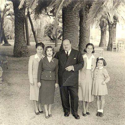 ملف:صورة تجمع الملك فاروق والملكة ناريمان وبناته فريال وفوزية وفادية.jpg