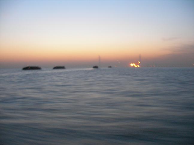 ملف:Ships on the Yangtze at dawn.JPG