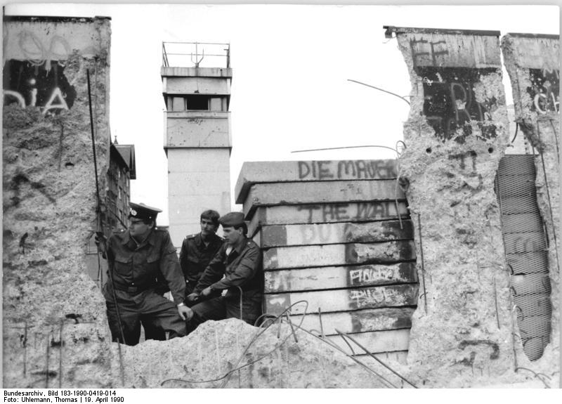 ملف:Bundesarchiv Bild 183-1990-0419-014, Berlin, Loch in Mauer, Grenzsoldaten, Wachturm.jpg
