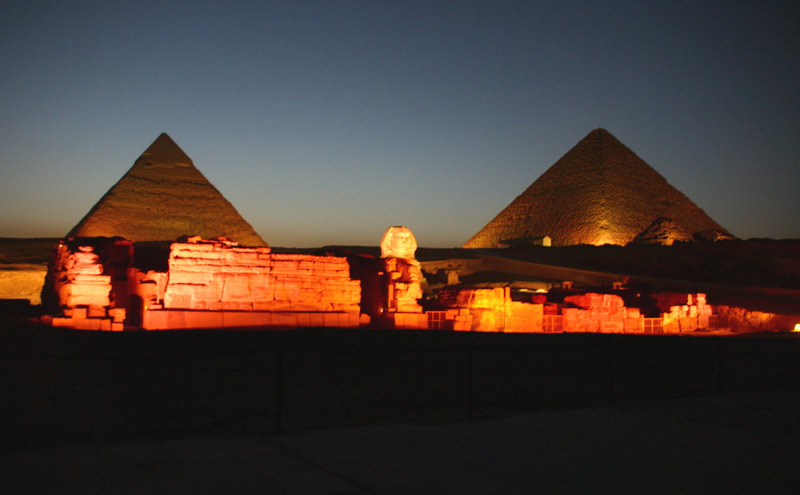 ملف:PyramidsofGiza at night.jpg