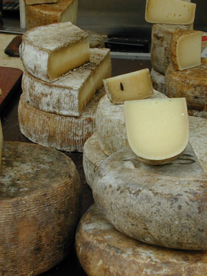 ملف:Cheese market Basel.jpg