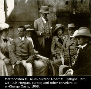 أمين متحف متروپوليتان للفن، ألبرت ليثگو (يسار) وج.پ. مورگان (وسط) ومسافرون آخرون في الواحات الخارجة بمصر، 1908.
