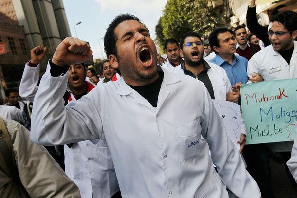 ملف:طلاب كلية طب قصر العيني في مظاهرات 10 فبراير 2011.jpg
