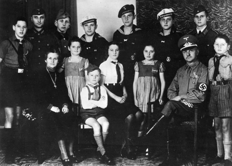 ملف:Bundesarchiv Bild 183-J15063, Familie mit 12 Kindern.jpg