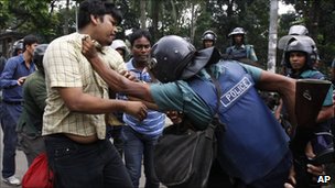 ملف:مصادمات بين الشرطة والمحتجين في بنجلادش 3 يوليو 2011.jpg