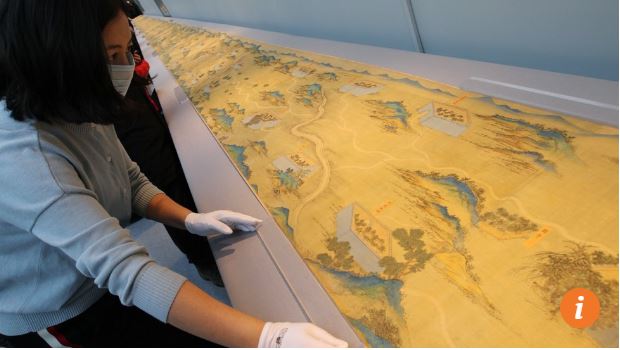 ملف:Hong Kong tycoon Hui Wing-mau donates priceless ancient map of Silk Road to Palace Museum South China Morning Post-1.jpg