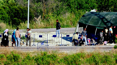 ملف:لاجئون سوريون على الحدود التركية يونيو 2011.jpg