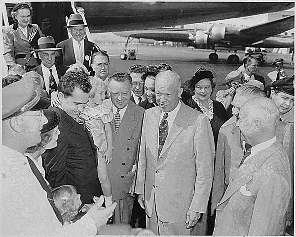 ملف:Eisenhower meets the Nixons.gif