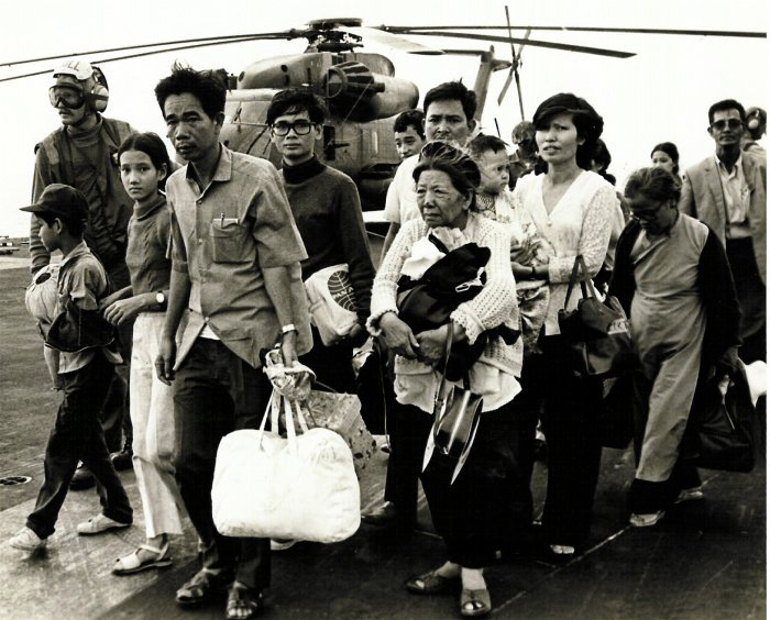 ملف:Vietnamese refugees on US carrier, Operation Frequent Wind.jpg