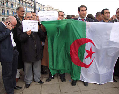 ملف:جانب من التجمع الاحتجاجي للجبهة الوطنية الجزائرية 30 مارس 2011.jpg