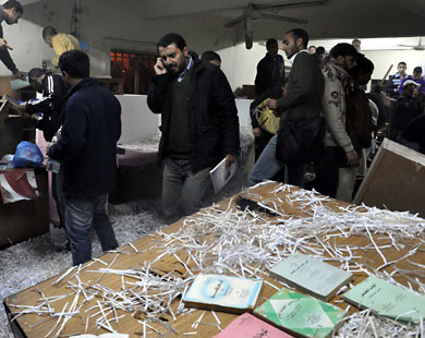 ملف:مقر أمن الدولة بمدينة نصر بعد حرق واتلاف الوثائق 5 مارس 2011.jpg