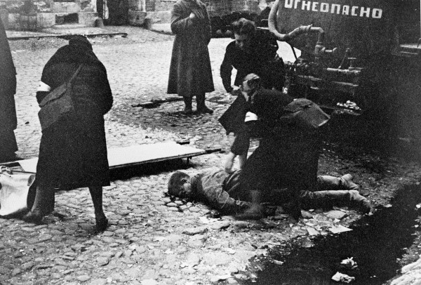 ملف:RIAN archive 888 Nurses helping people wounded in the first bombardment in Leningrad.jpg