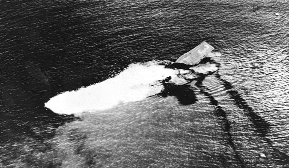 ملف:USS Saratoga versinkt im Pazifik.jpg