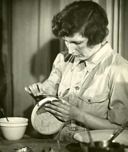 ملف:Ione Gedye.jpg