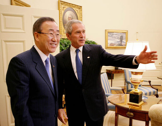 ملف:Ban Ki-moon Bush.jpg