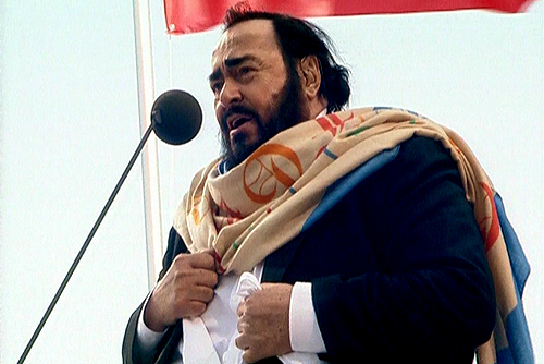 ملف:Luciano Pavarotti in Saint Petersburg.jpg