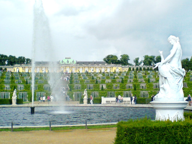 ملف:Potsdam - Schloss Sanssouci mit Weinberg 2005 2.jpg