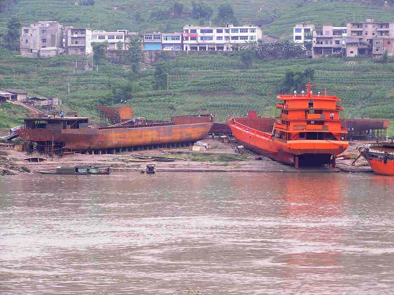 ملف:Yangzi river ship yard on river bank.jpg